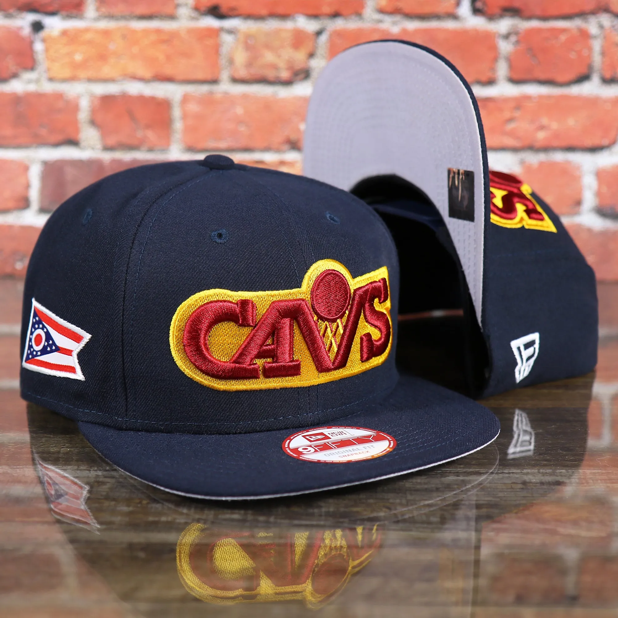 Cleveland Cavaliers Vintage City Flag Side Patch Gray Bottom 9Fifty Snapback | Navy