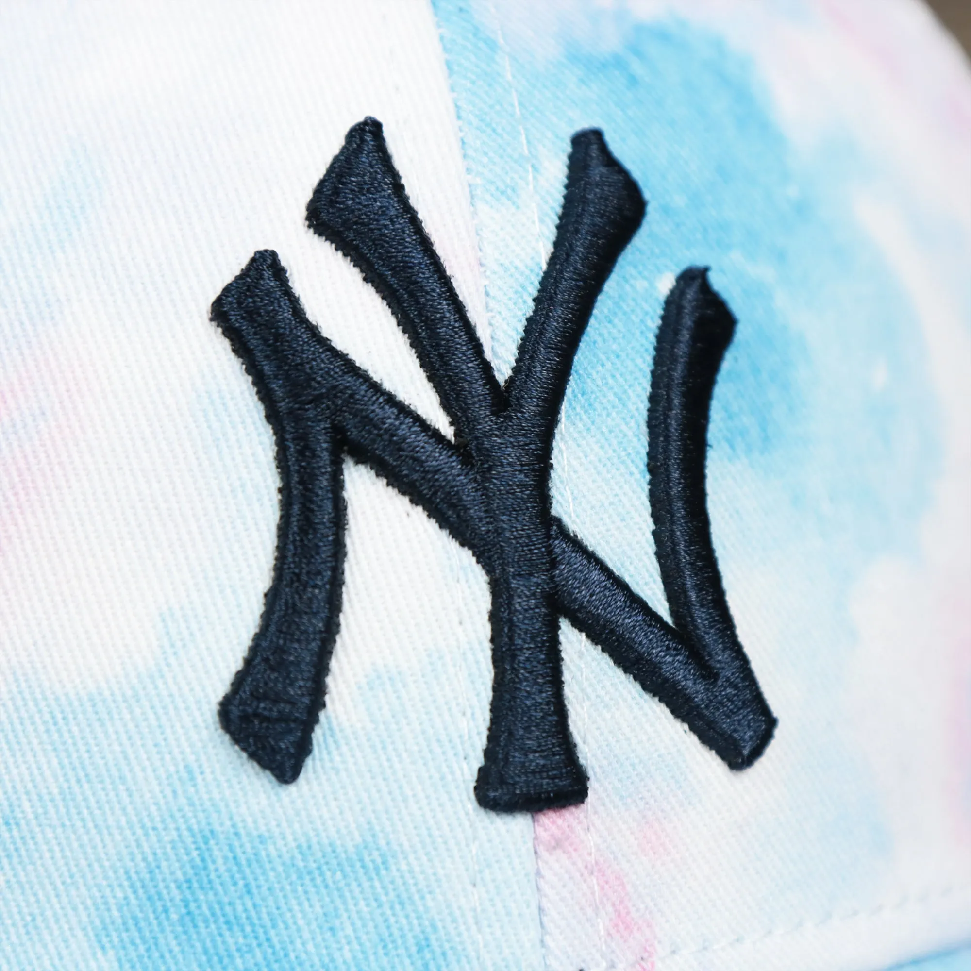 Women’s New York Yankees Tie Dye Print Gray Bottom Mesh Trucker Hat | White Mesh Snapback