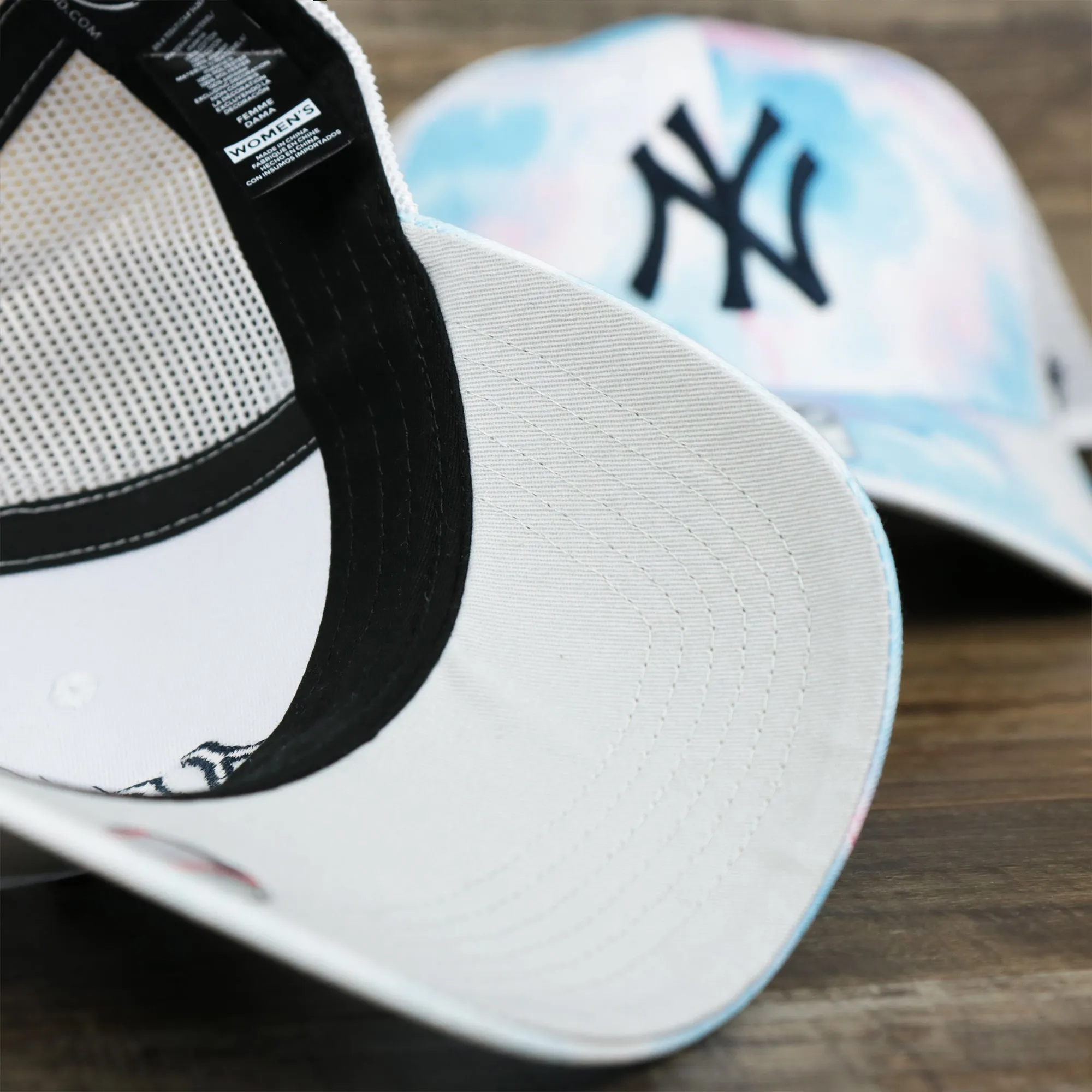 Women’s New York Yankees Tie Dye Print Gray Bottom Mesh Trucker Hat | White Mesh Snapback